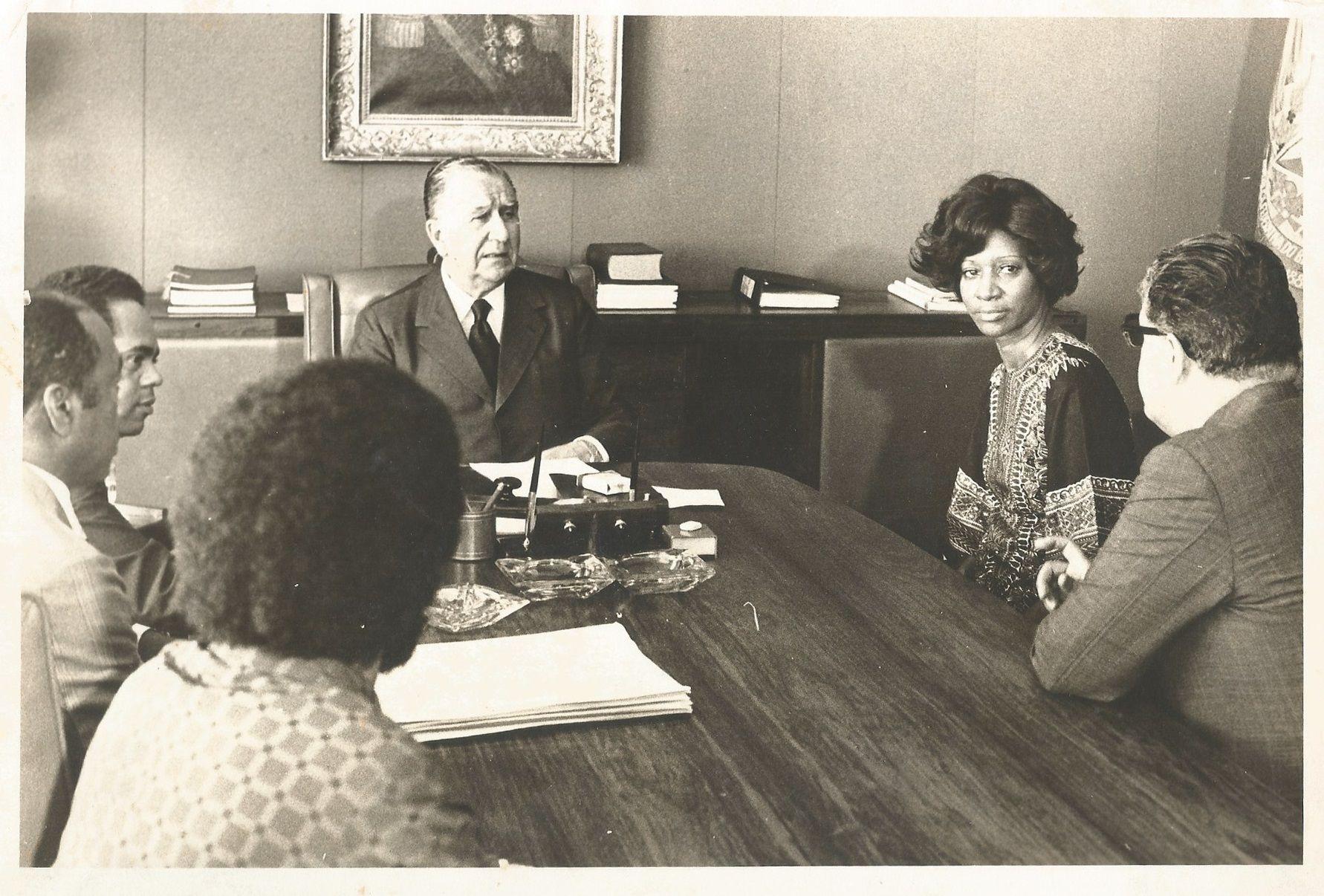 Iracema de Almeida em encontro com o general Emílio Garrastazu Médici em 1975