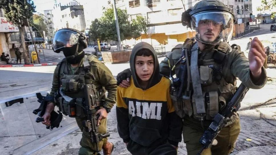إسرائيليون يعتقلون طفلا