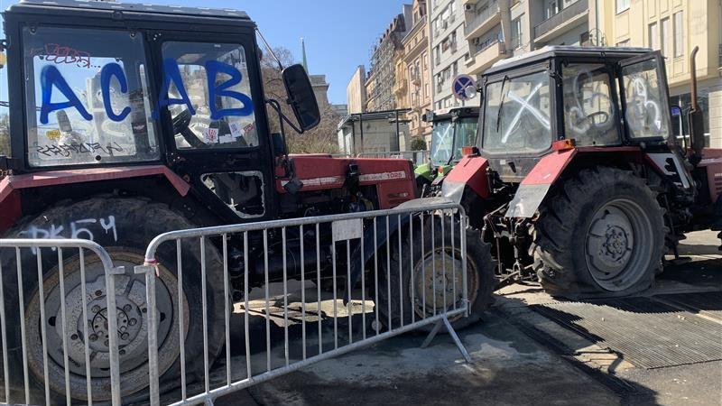 Uništeni traktori ispred Pionirskog parka u centru Beograda