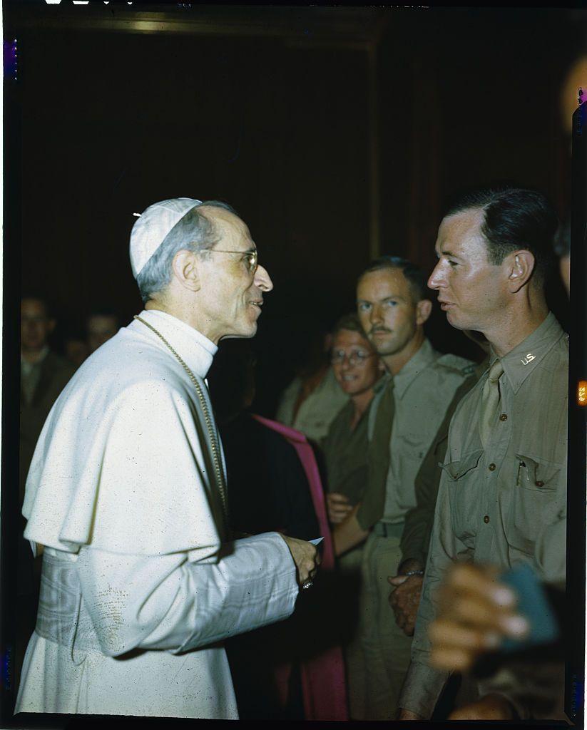 El papa Pío XII con soldados americanos.