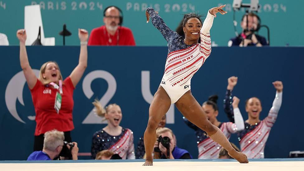 Simone Biles na rotina de chão