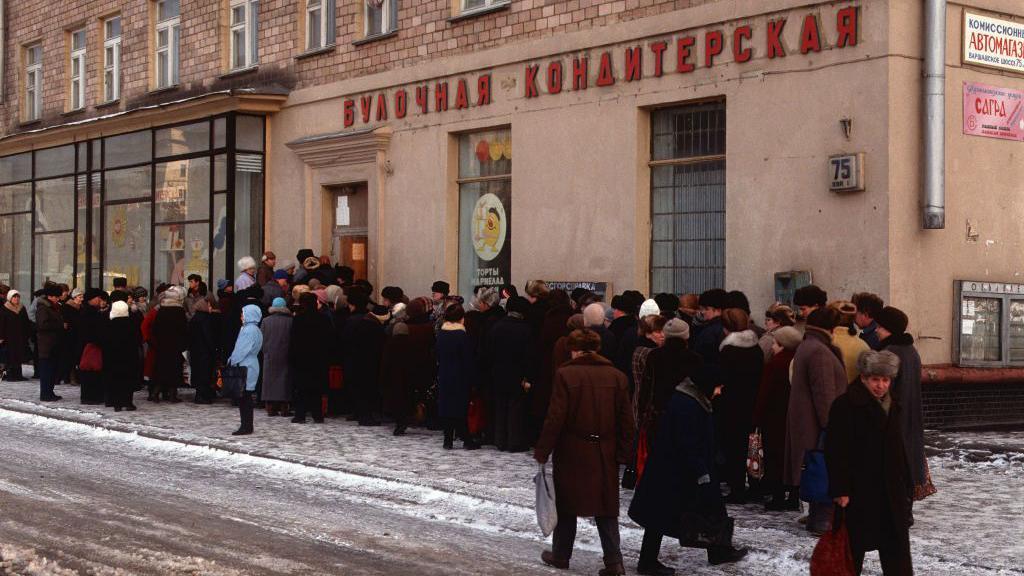 Ljudi u redovima za hranu u ruskoj prestonici Moskvi 1991