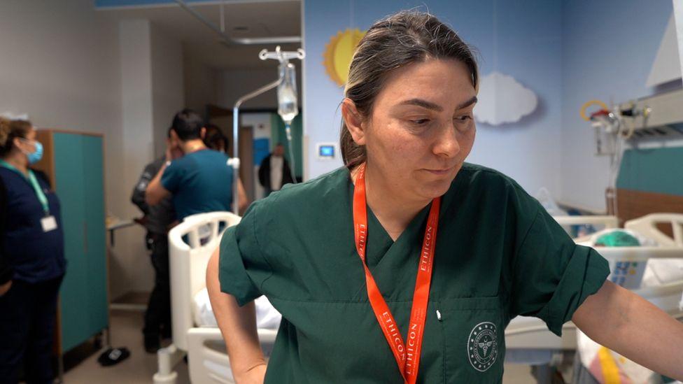 Médica Ilknur Banlicensur em quarto de hospital