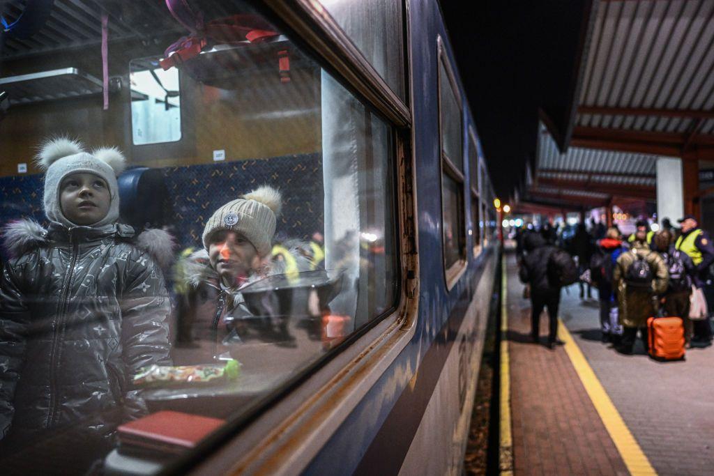 Niños ucranianos siendo evacuados en un tren