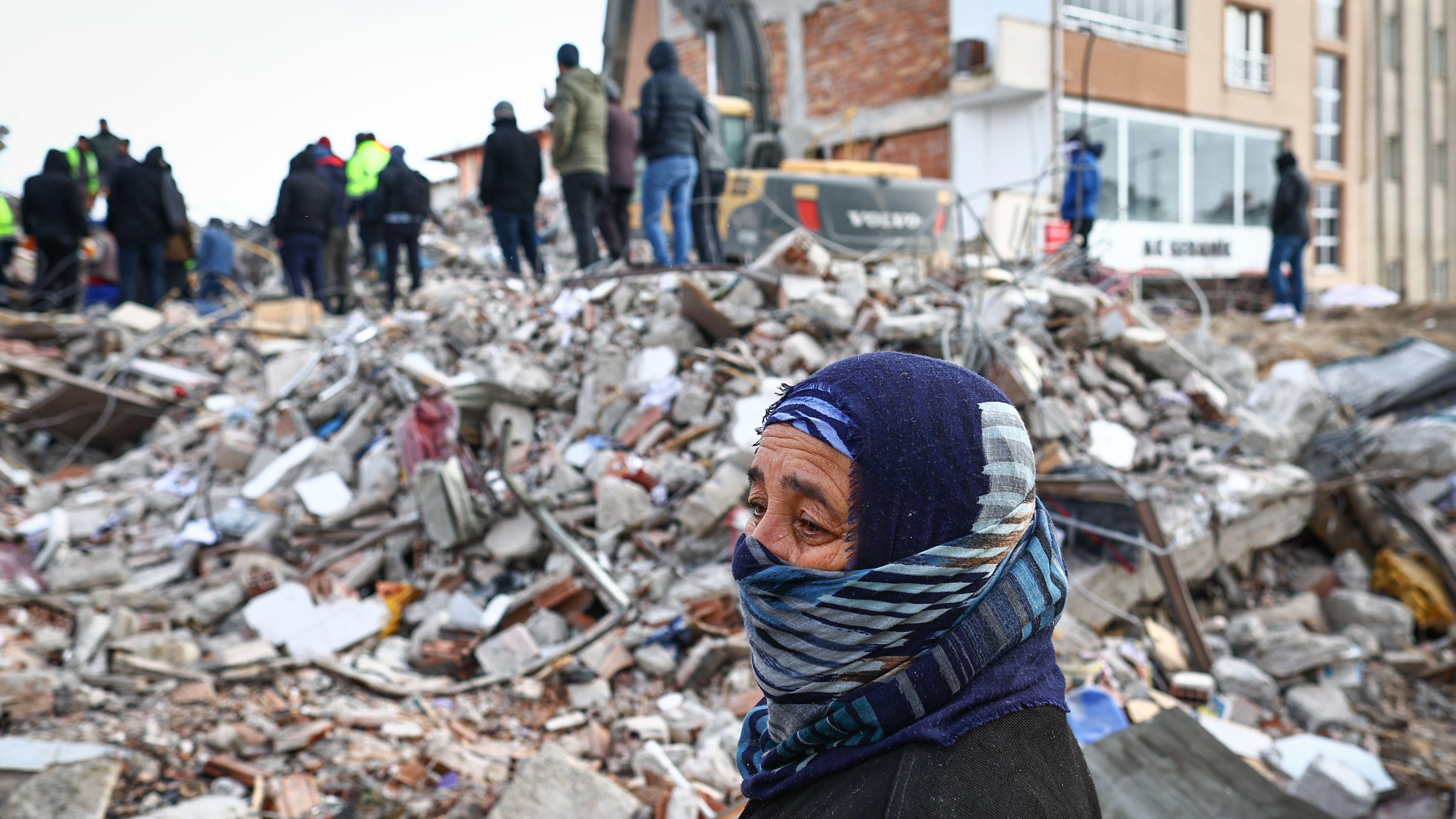 Banyak yang percaya masih ada puluhan ribu orang yang terjebak dibawah reruntuhan.