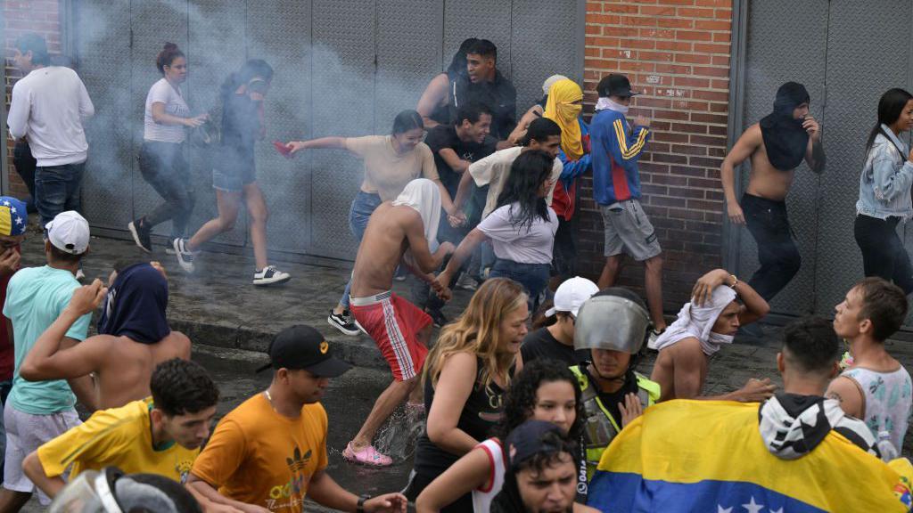 manifestantes reciben gases lacrimogenos