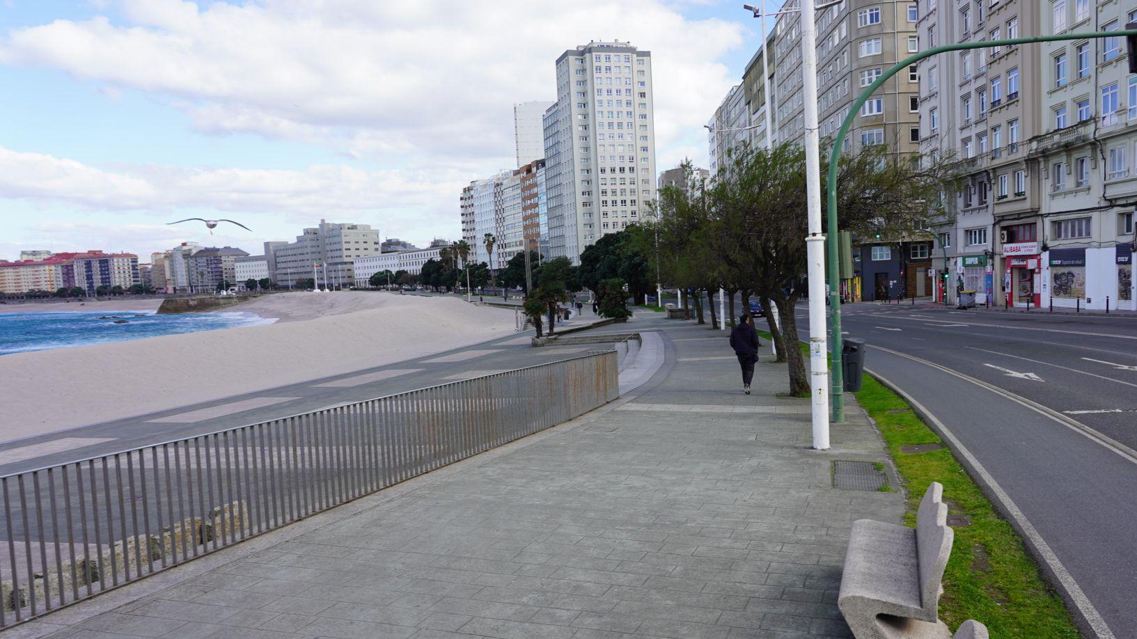 Paseo marítimo de La Coruña enfrente de la playa de Riazor. Este es el sitio donde se produjo la agresión.