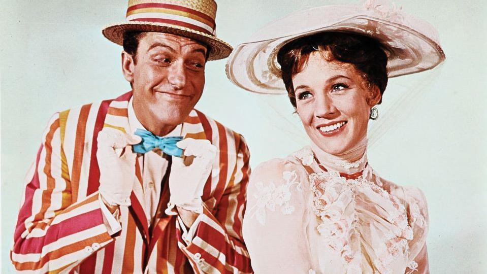 Julie Andrews y Dick Van Dyke en una imagen de la película de Disney