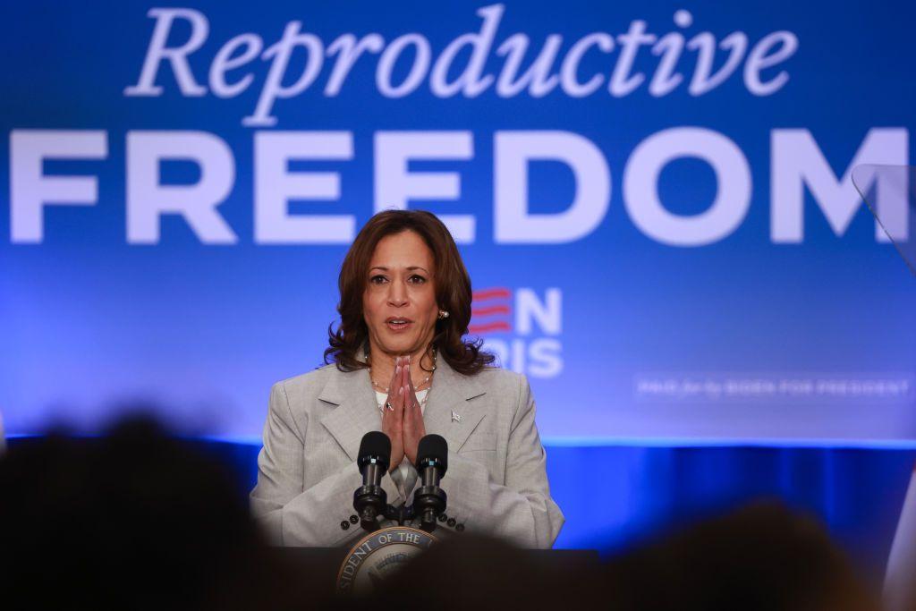 Kamala Harris con un cartel detrás que dice "Libertad Reproductiva"!