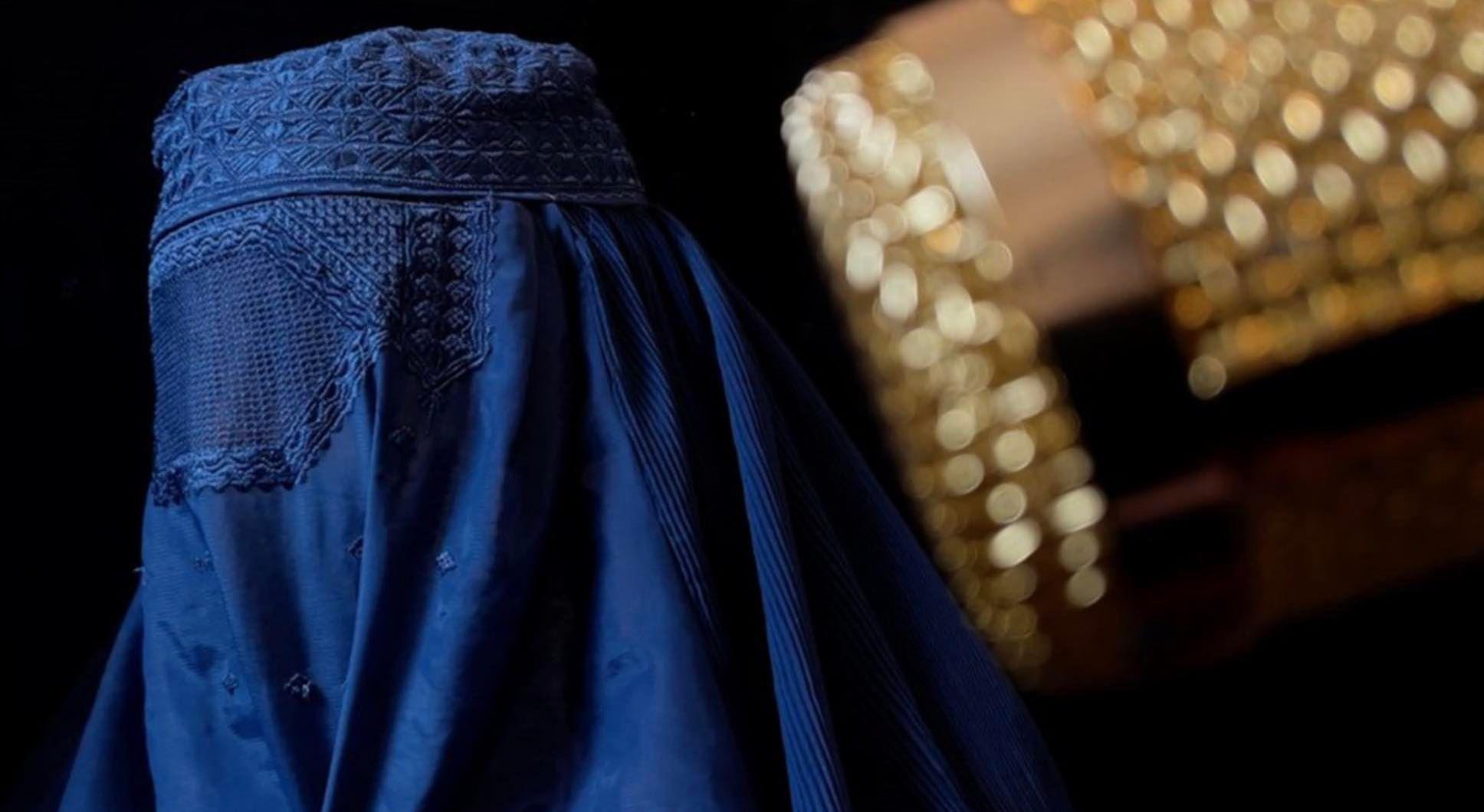 Una de las hermanas canta protegida bajo una burka. 