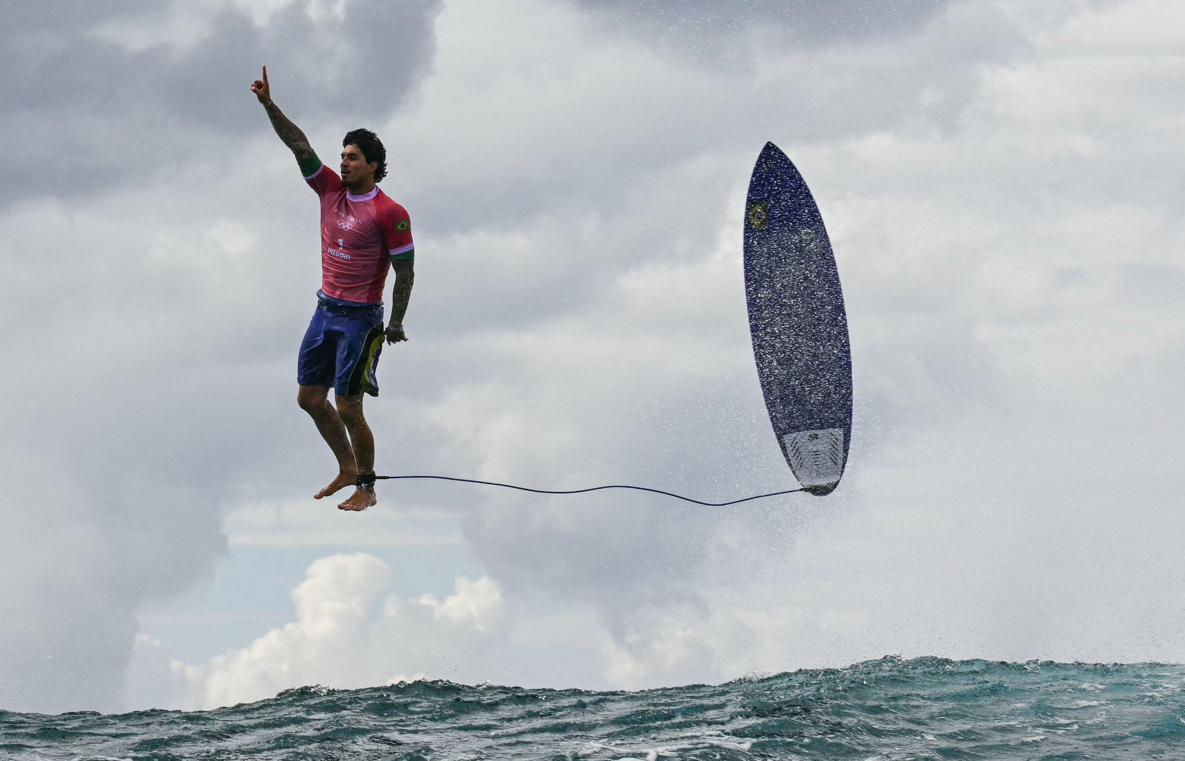 O surfista brasileiro Gabriel Medina reage após pegar uma enorme onda durante os Jogos Olímpicos de Paris 2024, em Teahupo'o, Taiti, Polinésia Francesa, em 29 de julho de 2024