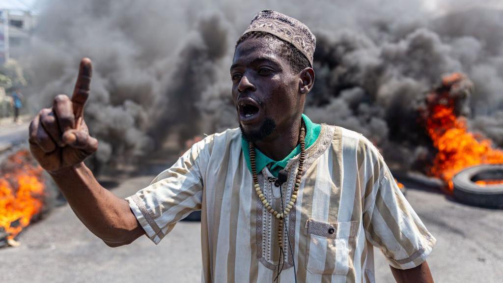 Un hombre durante manifestaciones en Haití