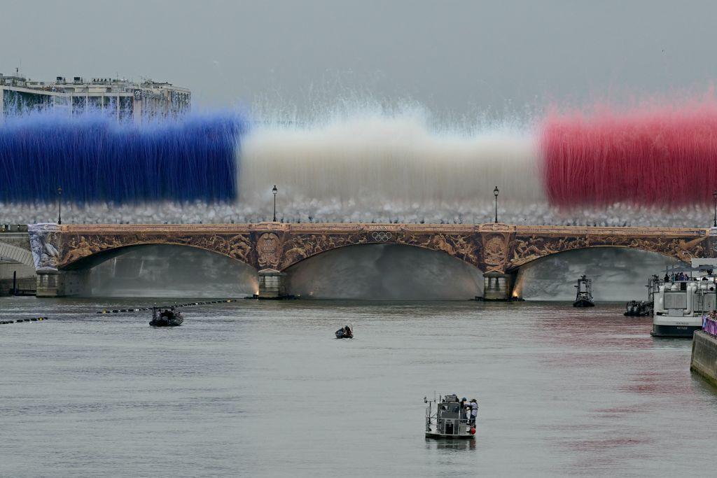 Efeito com as cores da bandeira francesa na ponte Austerlitz. 