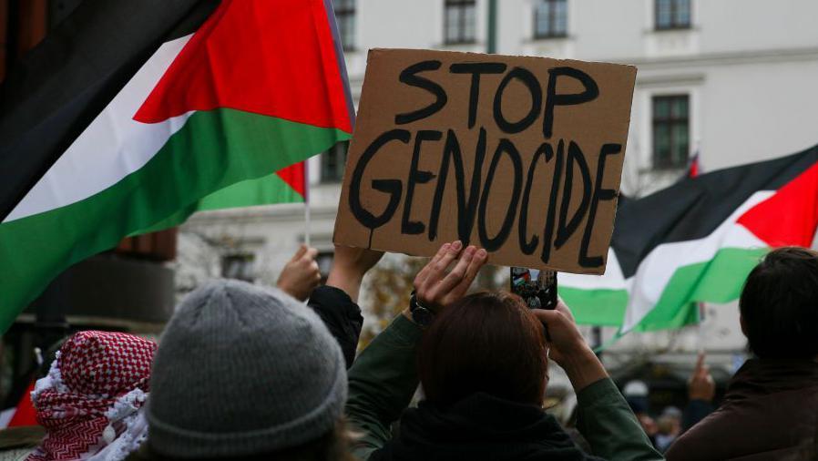 "Paren el genocidio", dice un cartel en una demostración solidaria con la Franja de Gaza en Polonia.