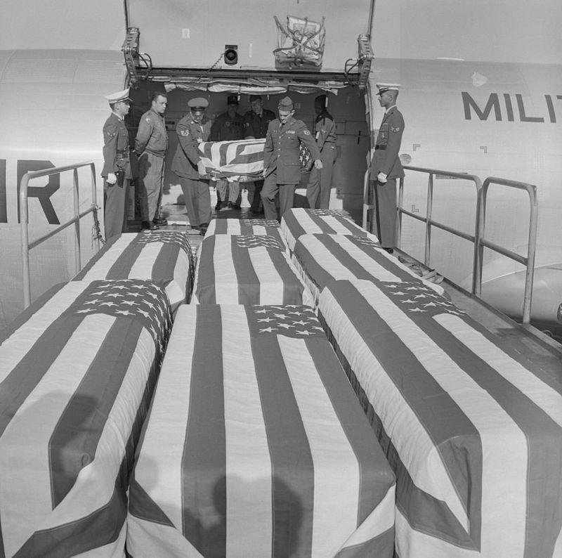 Caixões chegando aos Estados Unidos em 1965.