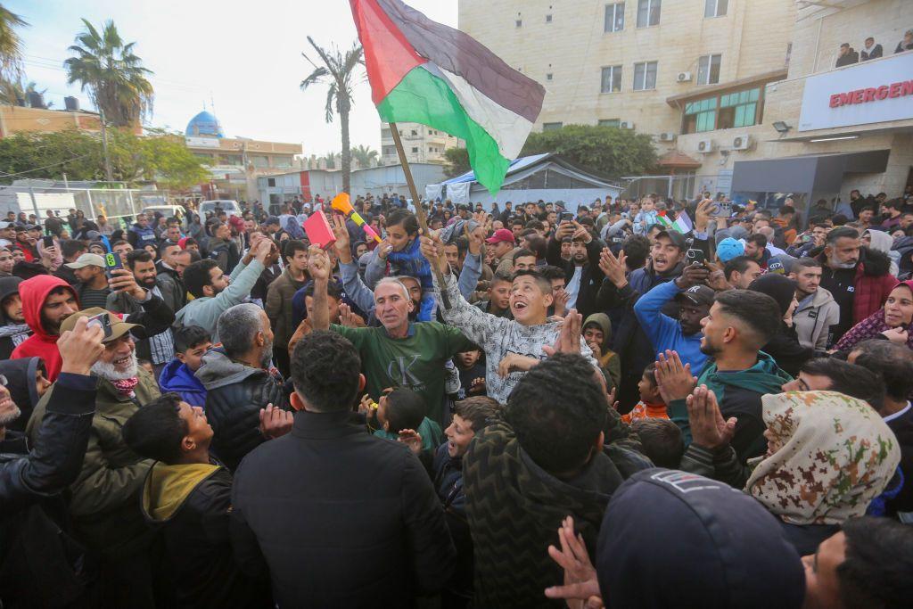 Warga Palestina menyambut kesepakatan gencatan senjata di Deir Al Balah, Gaza, pada Minggu (19/01).