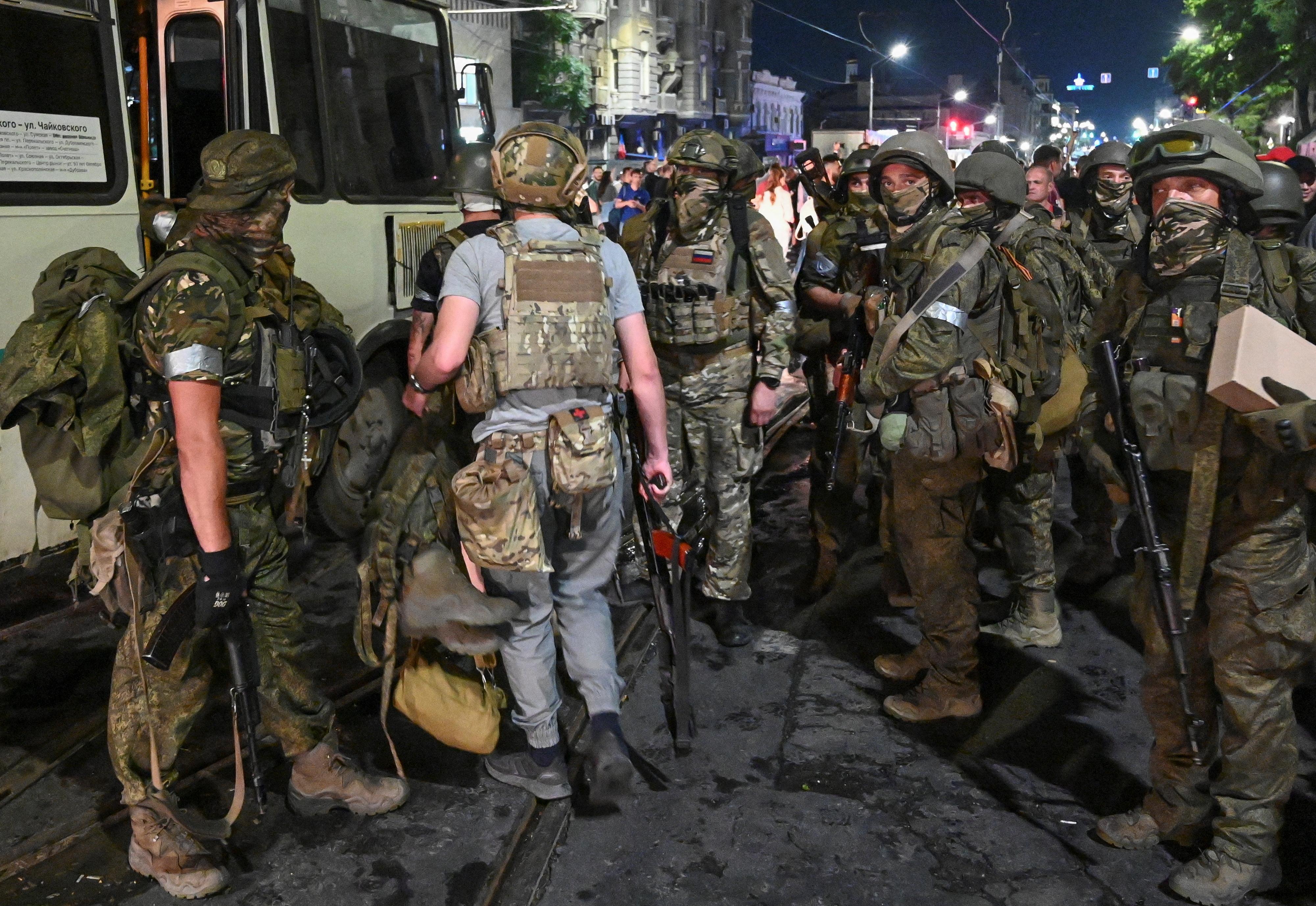 مقاتلو مجموعة فاجنر الخاصة المرتزقة ينسحبون من مقر المنطقة العسكرية الجنوبية للعودة إلى القاعدة ، في مدينة روستوف أون دون ، روسيا 