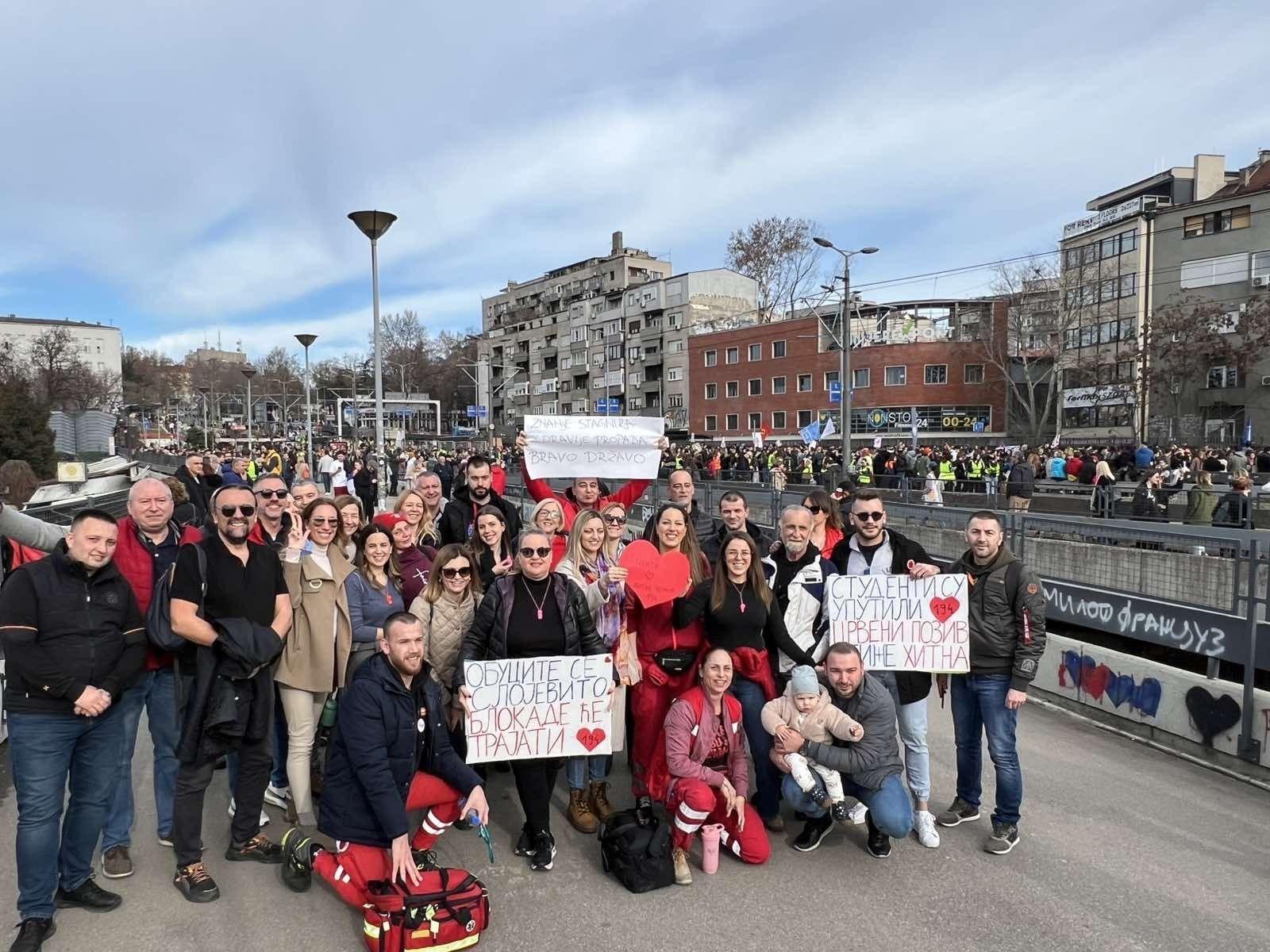 Žene i muškarci zaposleni u Hitnoj pomoći Beograd na protestima