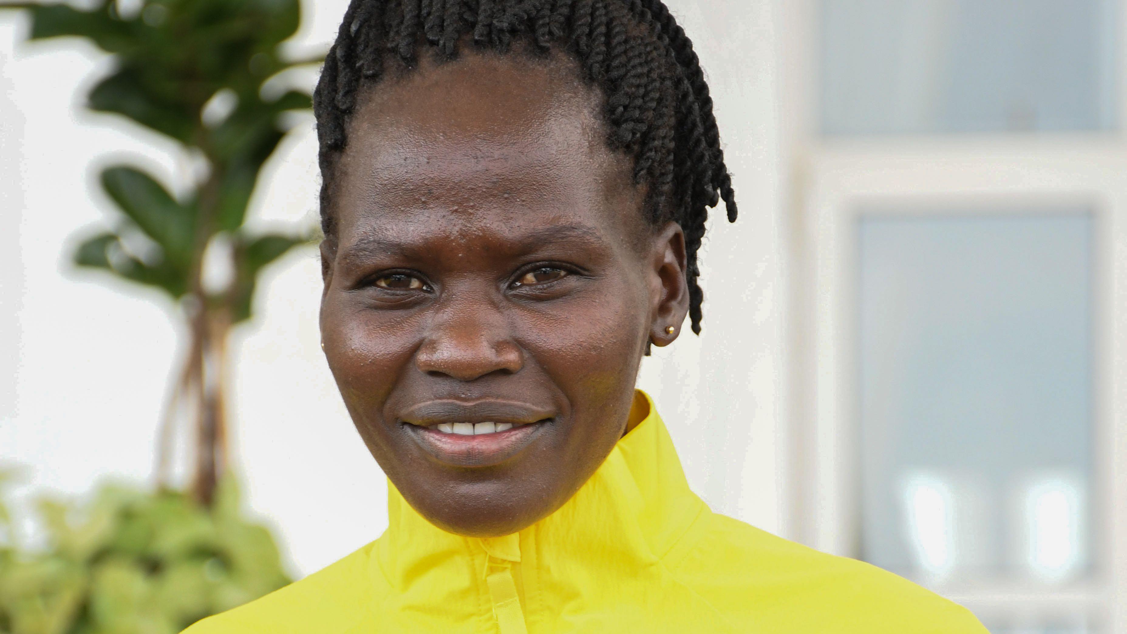 La atleta olímpica ugandesa Rebecca Cheptegei posa para un retrato durante el inicio de la participación del equipo ugandés en los Juegos Olímpicos de París 2024