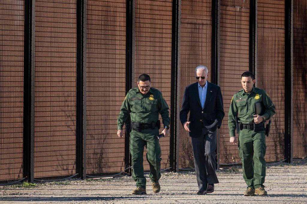El presidente de los Estados Unidos, Joe Biden, habla con funcionarios de Aduanas y Protección Fronteriza de los Estados Unidos mientras visita la frontera entre Estados Unidos y México en El Paso, Texas, el 8 de enero de 2023.