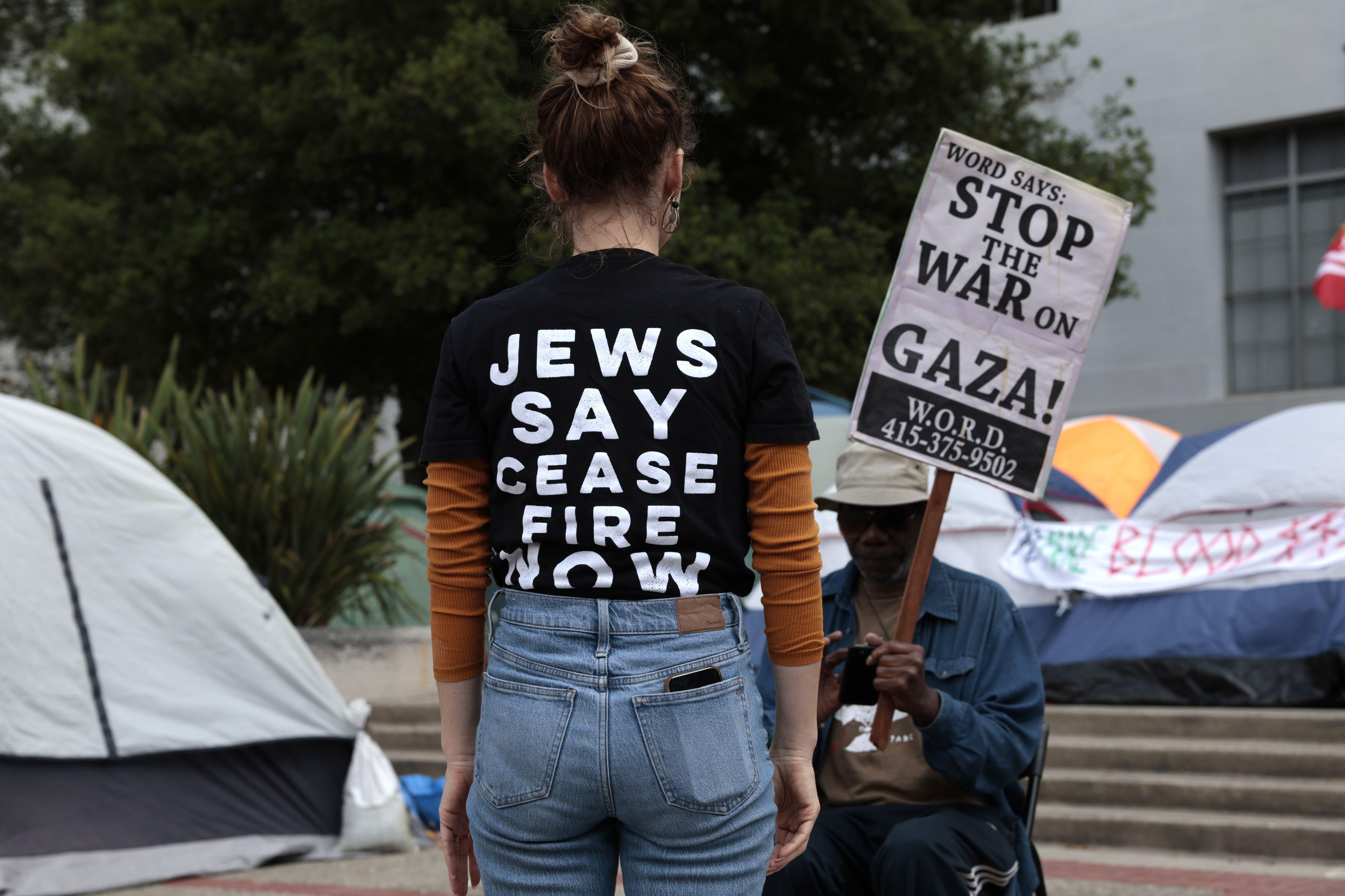 طالبة في جامعة كاليفورنيا بيركلي مكتوب على قميصها "اليهود يقولون وقف إطلاق نار" 