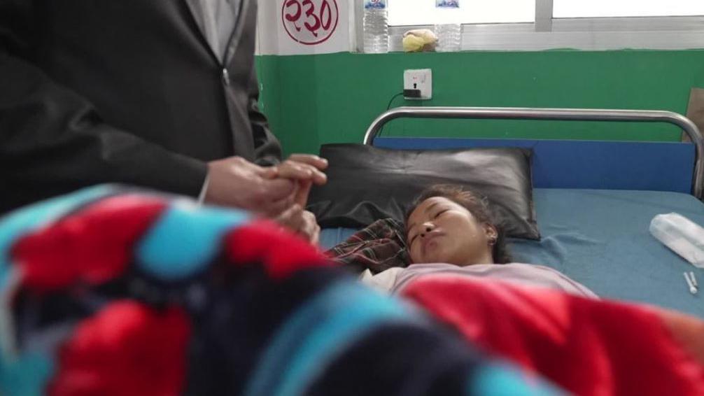 Seorang dokter memeriksa korban gempa Nepal.