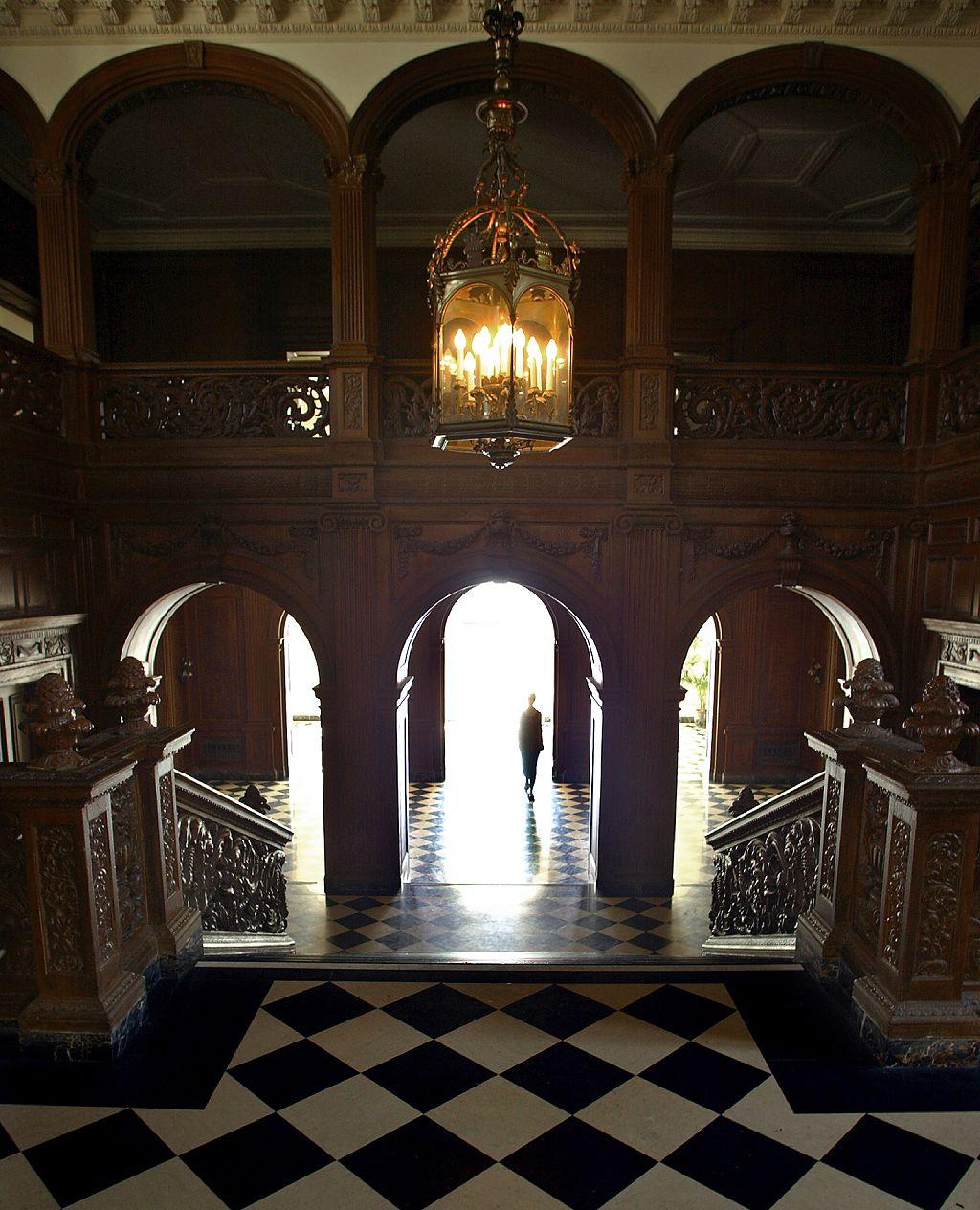 Escaleras y puerta de la mansión Greystone de Beverly Hills