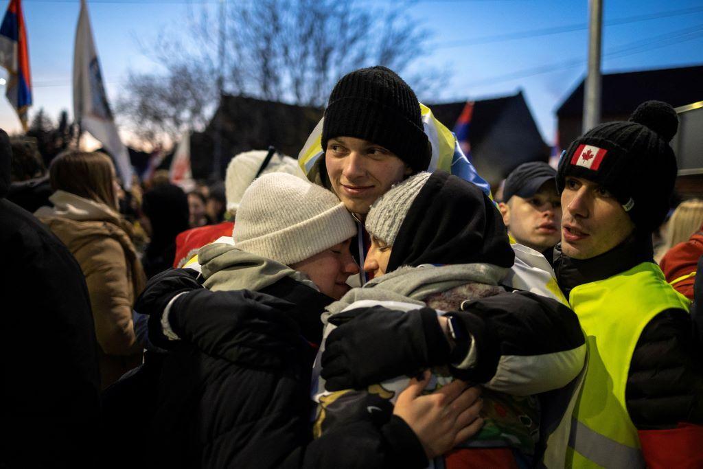 studenti se grle pošto su posle pešačenja stigli u Zaječar