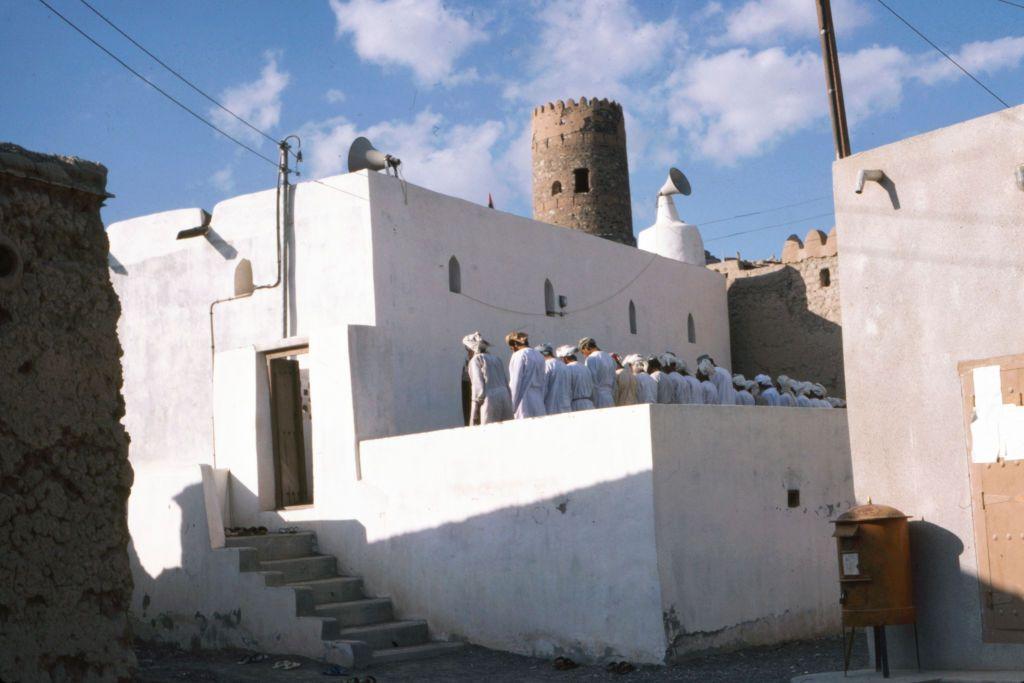 الصلاة على شرفة أحد المساجد في سلطنة عمان