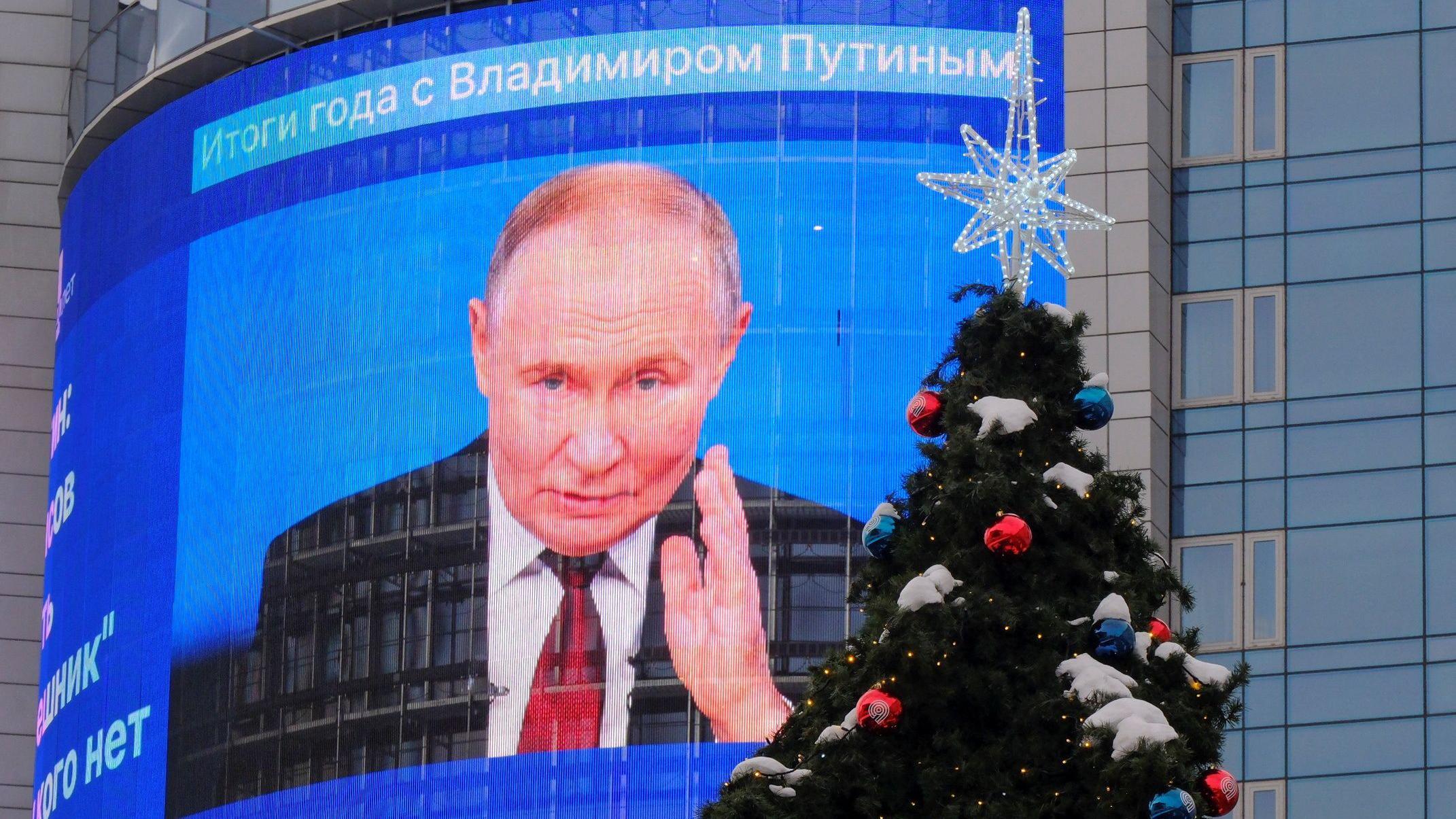 Una pantalla gigante muestra una imagen del presidente ruso Vladimir Putin durante la conferencia de prensa.