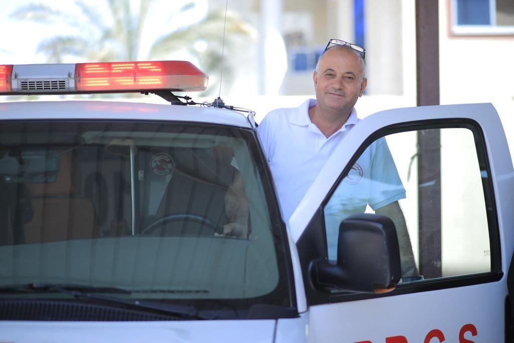 Yosri, el padre de Mahmoud, frente a una ambulancia