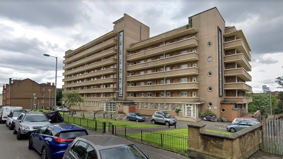 Google street view do bloco de torres Crathie Court na área de Partick em Glasgow. Vários carros estão estacionados na rua do lado de fora do prédio