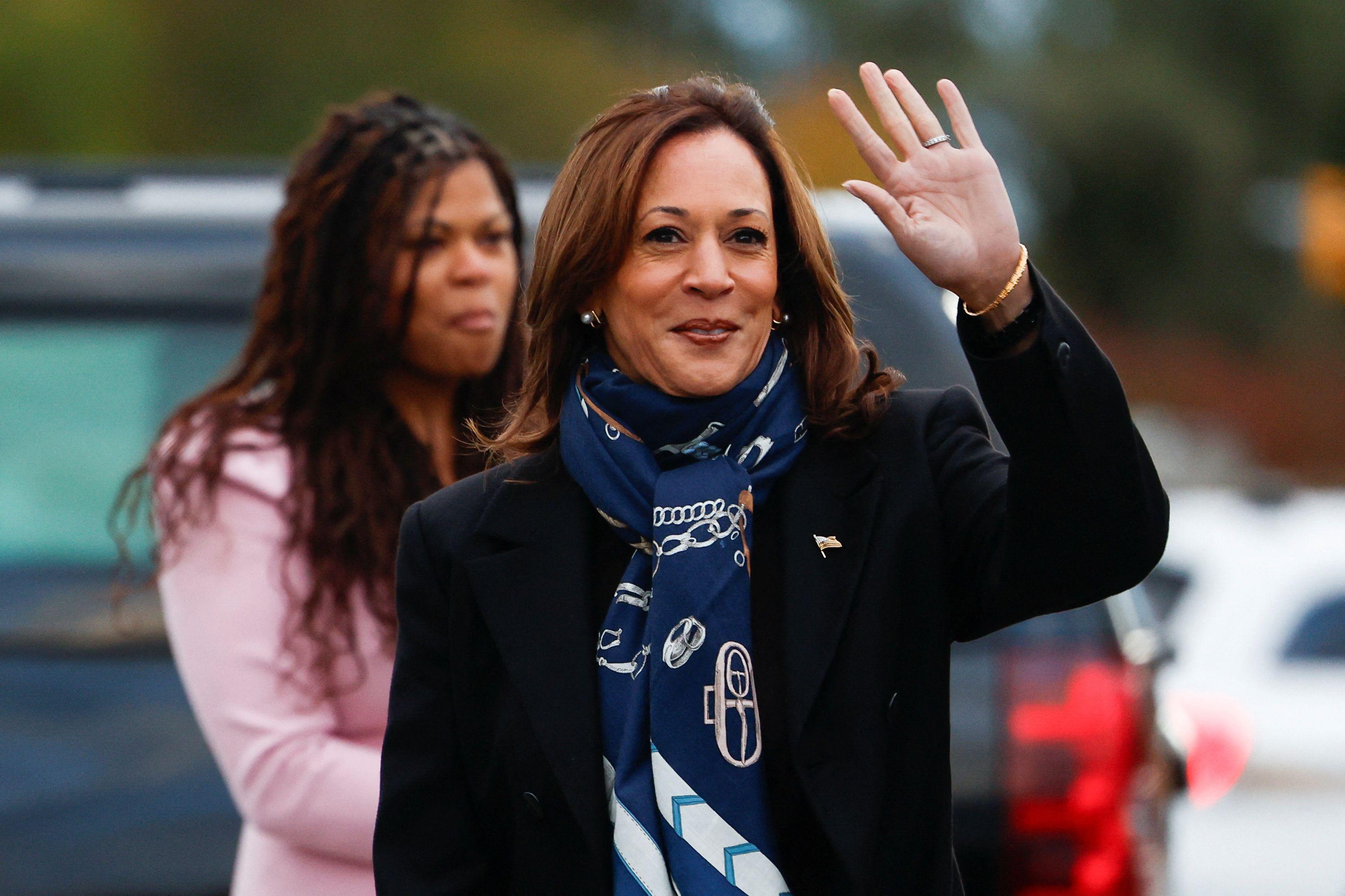 Kamala Harris fazendo saudação com a mão