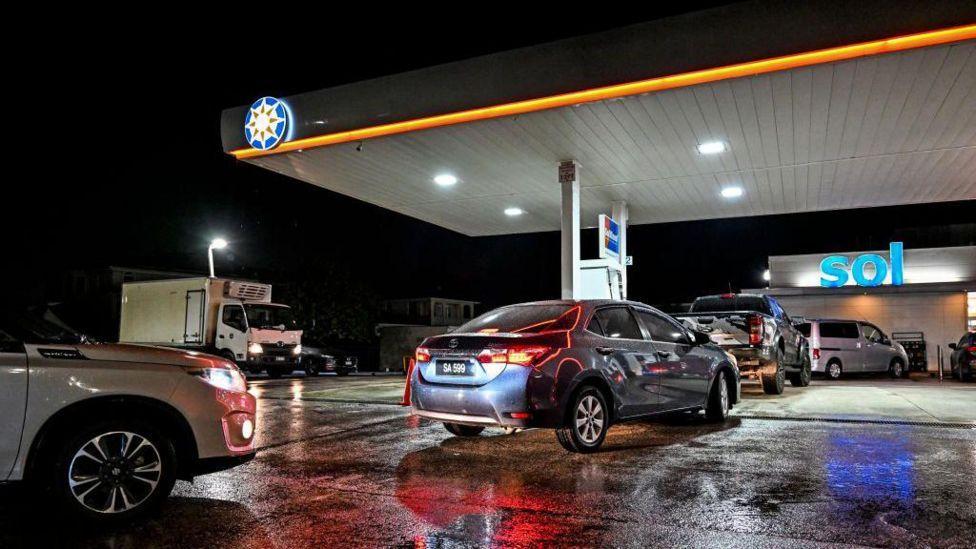 Vehículos haciendo cola en una estación de gasolina