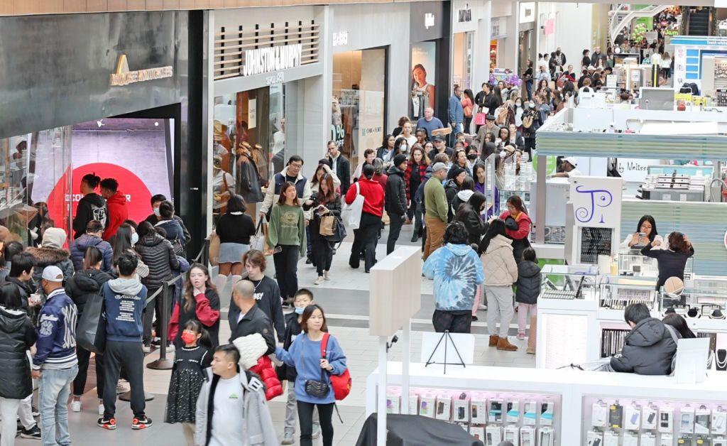 Consumidores en un centro comercial