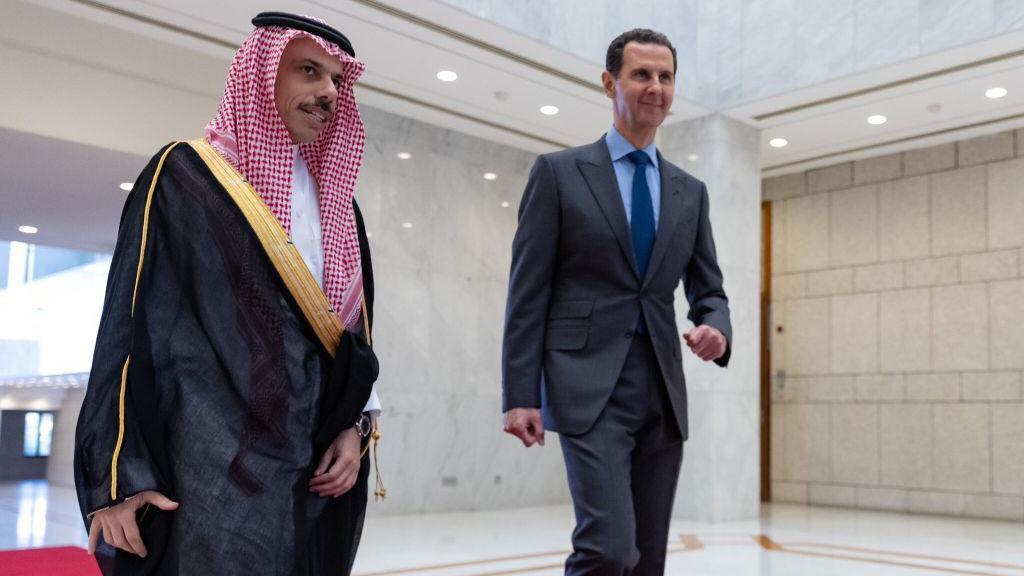 Faisal bin Farhan Al Saud, Menteri Luar Negeri Arab Saudi, bertemu dengan Bashar al-Assad pada 18 April 2023 di Damaskus, Suriah.