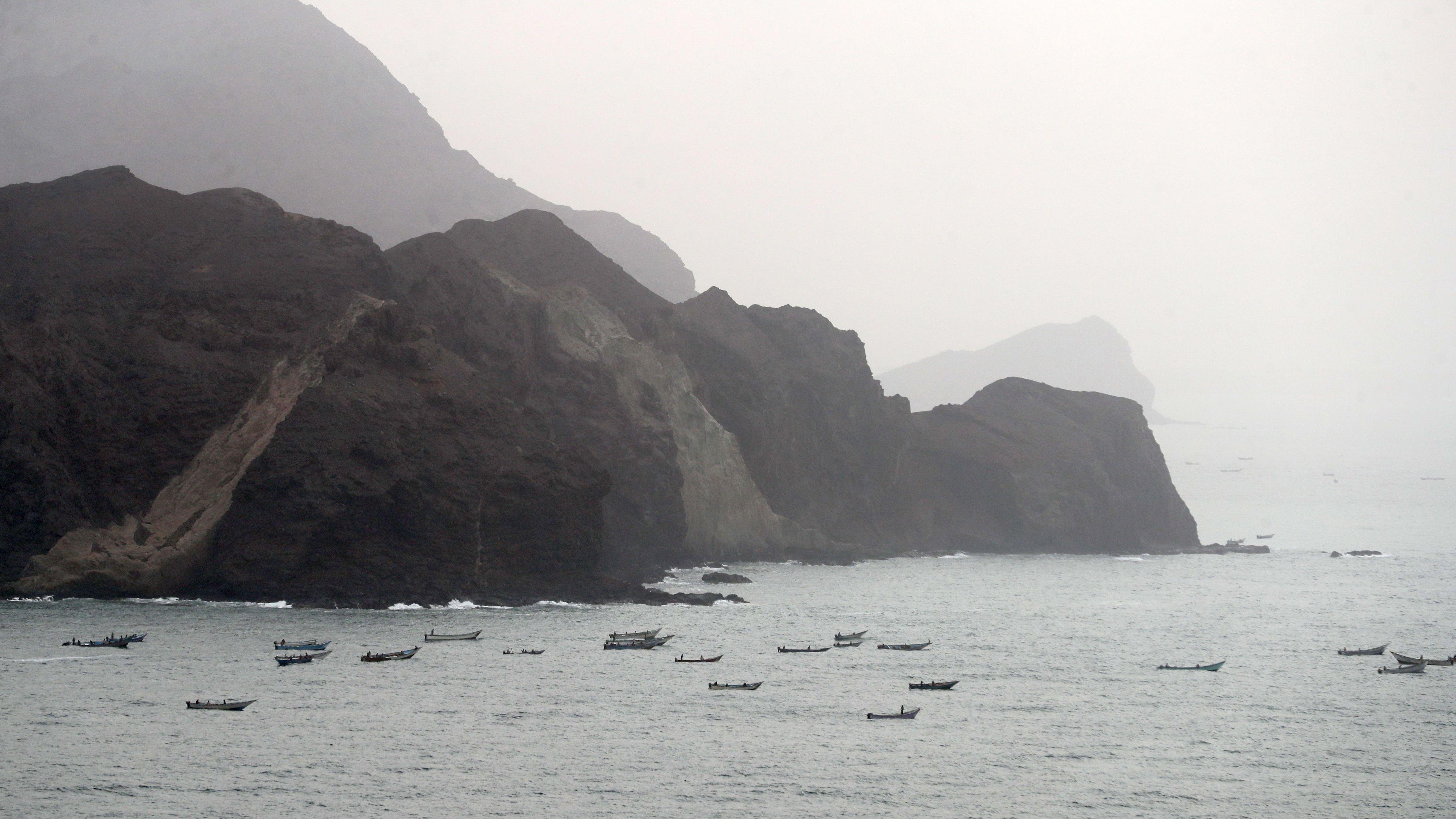  قوارب الصيد اليمنية على الجانب اليمني من مضيق باب المندب