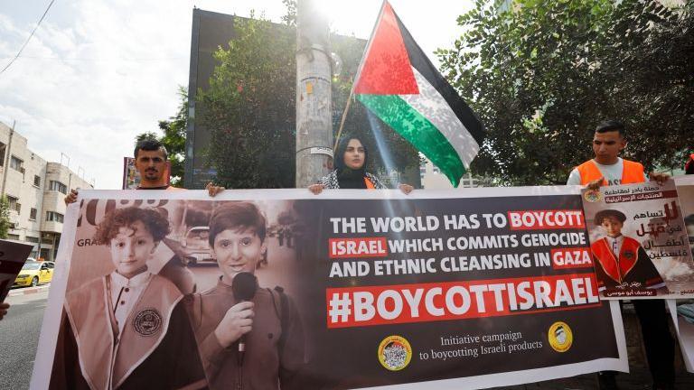 Seruan memboikot Israel disuarakan dalam aksi di Hebron, Tepi Barat, 28 Oktober 2023.