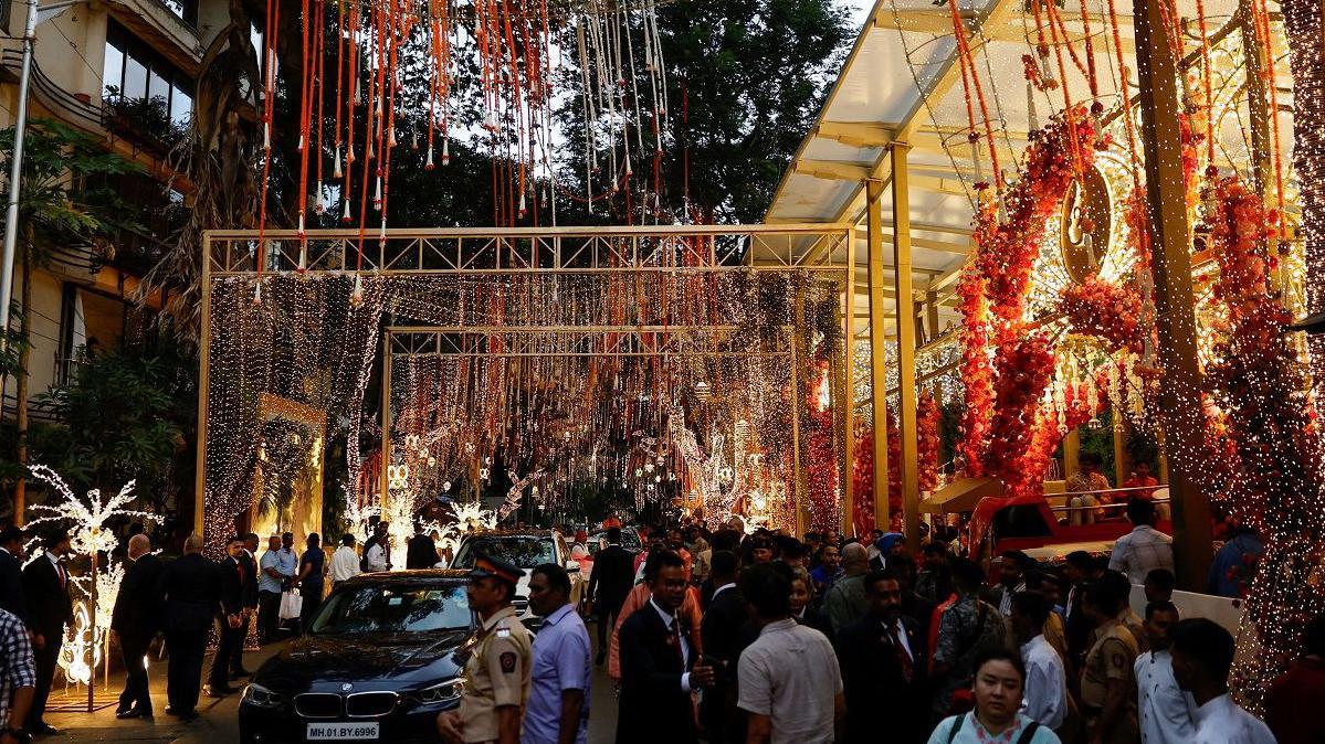 Decoraciones se ven en las afueras de la residencia de los Ambani, durante las celebraciones prenupciales de Anant Ambani y Radhika Merchant en Mumbai, India, 3 de julio, 2024.