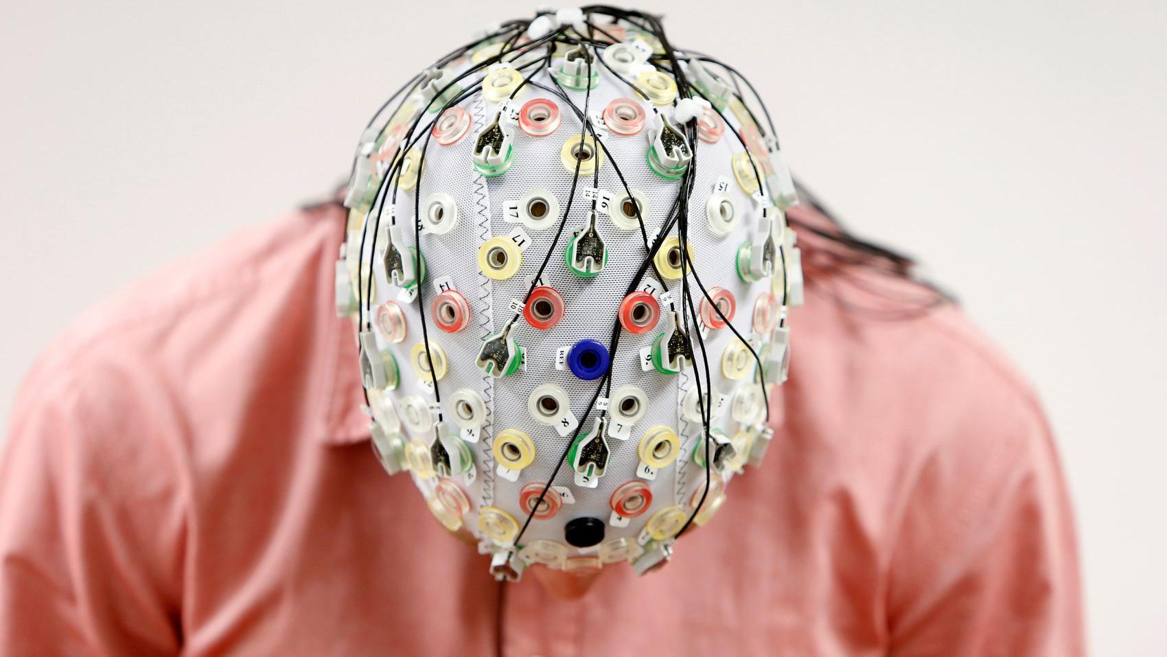 Una persona con electrodos en la cabeza
