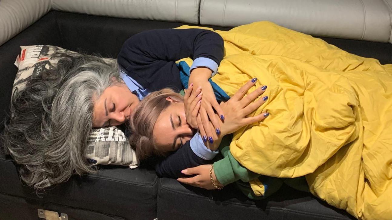 Setareh dan Sepideh berbaring bersama di sofa.