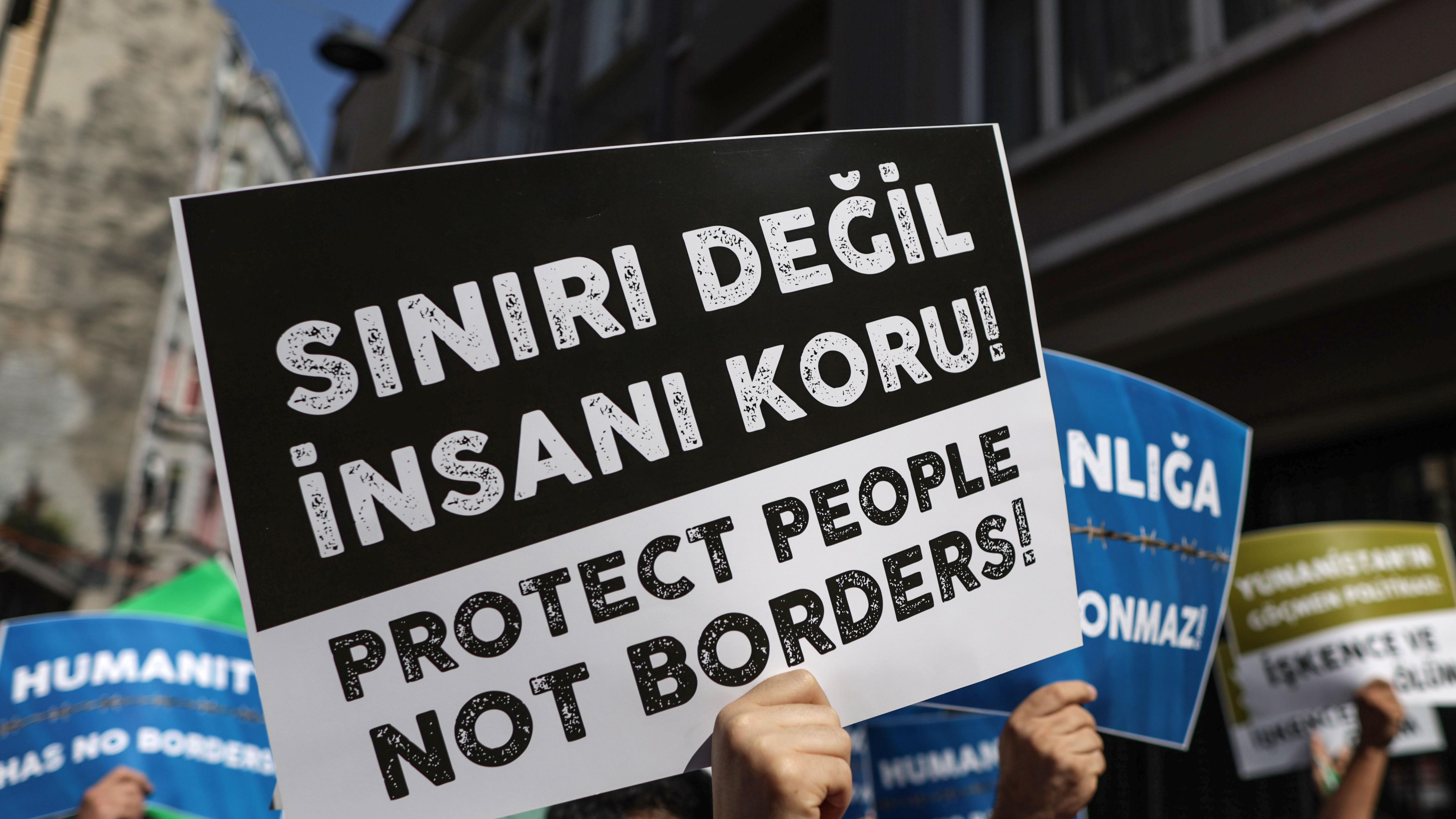 Protesto diante de embaixada grega em Istambul, contra tragédia na costa