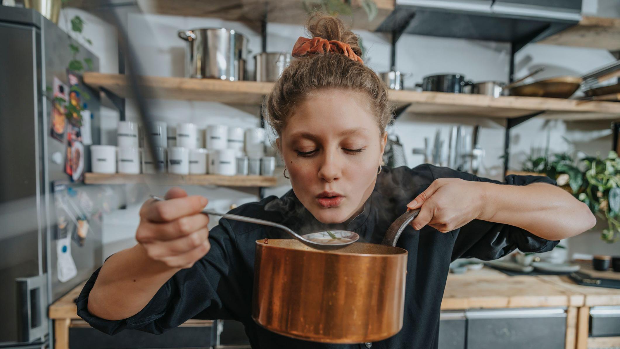 Mujer probando una comida 