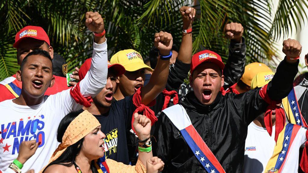 Simpatizantes de Maduro comemorando a posse em frente ao Palácio Legislativo