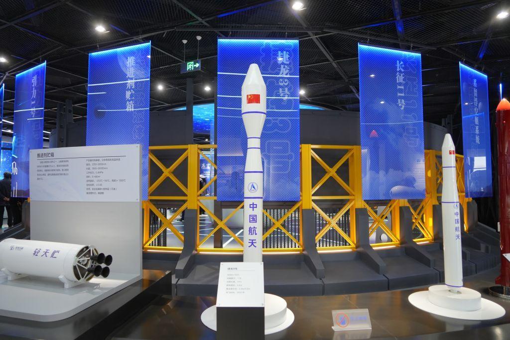 Cohetes y módulos lunares del programa espacial de China en una exposición en el puerto espacial de Yantai 