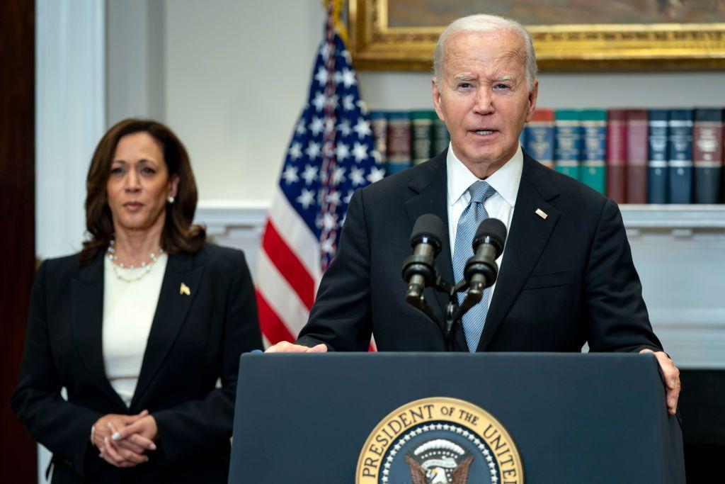 Joe Biden e Kamala Harris ao fundo