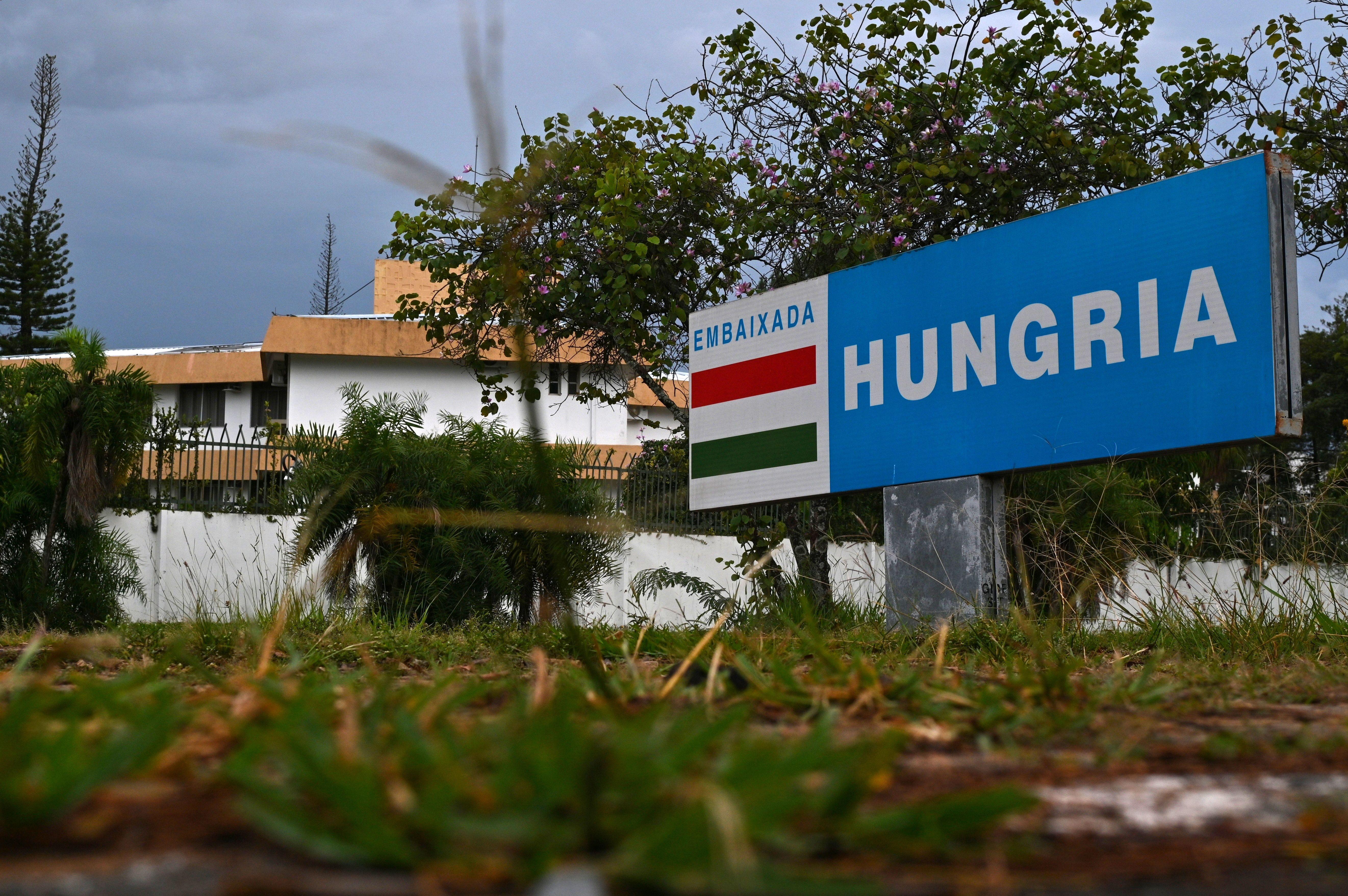 Foto mostra fachada da embaixada da Hungria