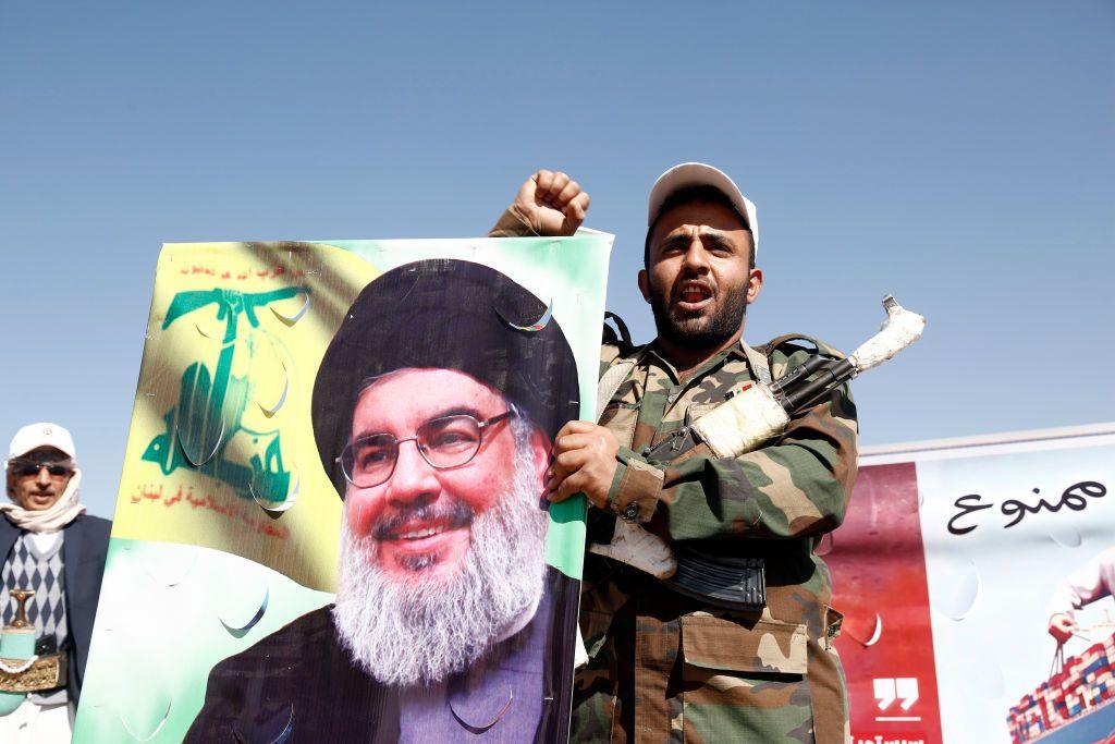 مقاتل حوثي يرفع صورة للأمين العام لحزب الله اللبناني حسن نصر الله في مسيرة خرجت في يناير/كانون الثاني الماضي لإدانة الغارات الجوية الأمريكية على اليمن