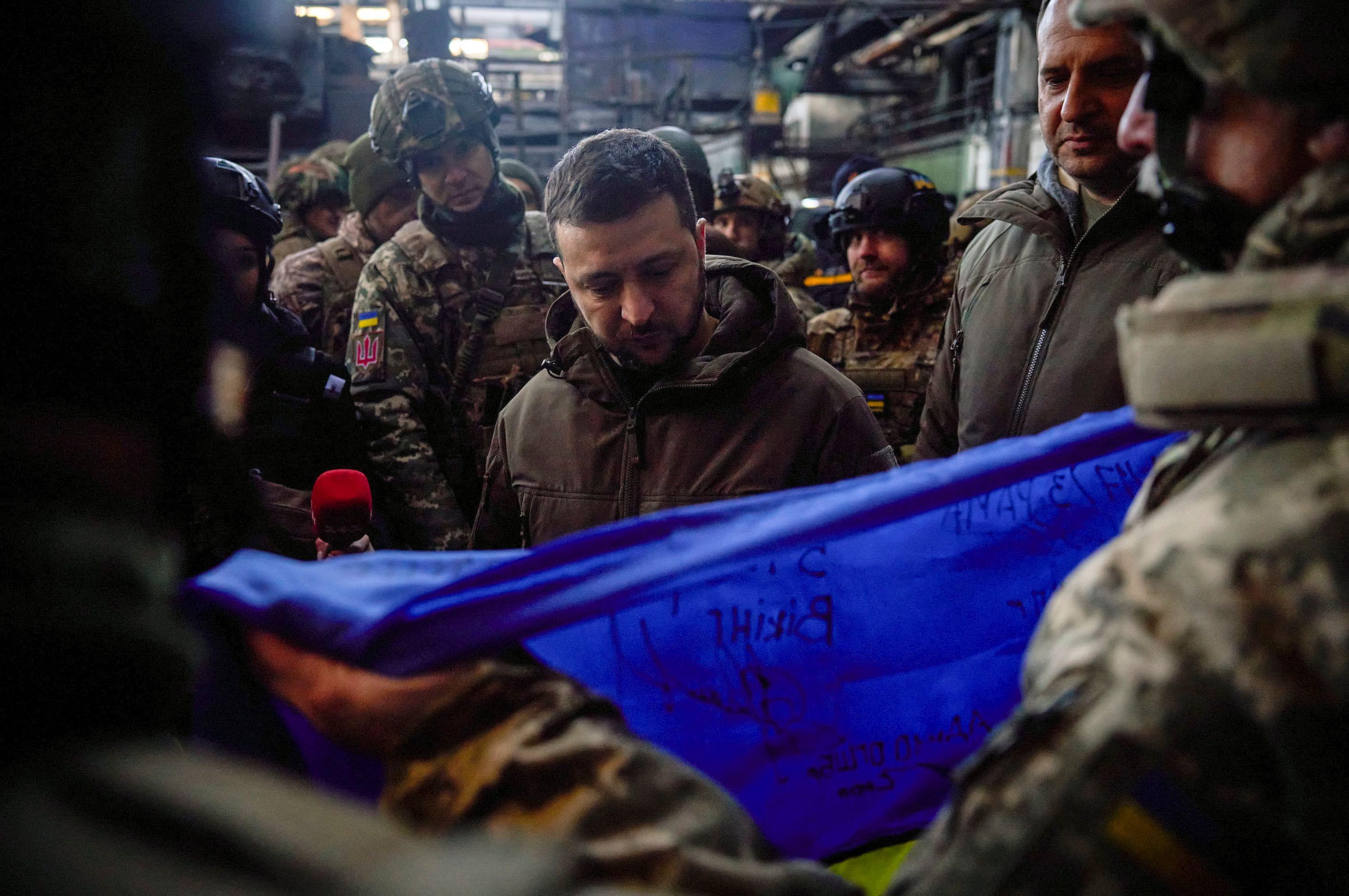 ทหารยูเครนร่วมลงชื่อในธงผืนนี้