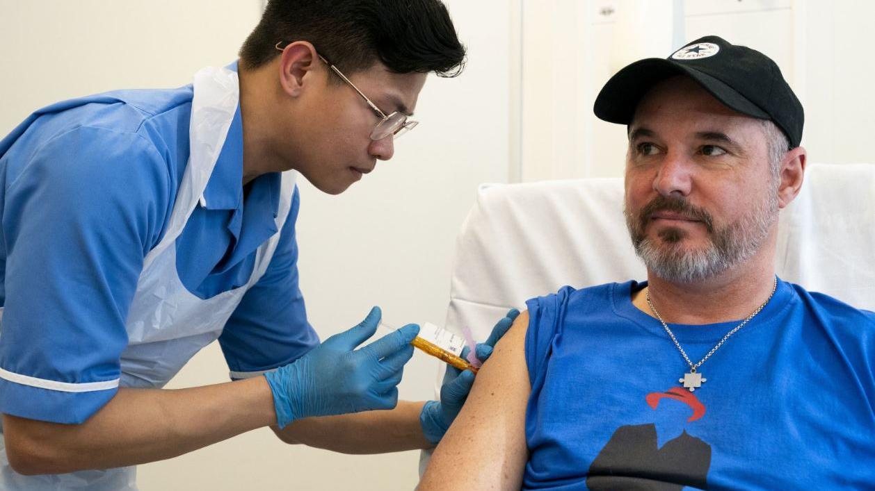 Steve Young recibe la vacuna